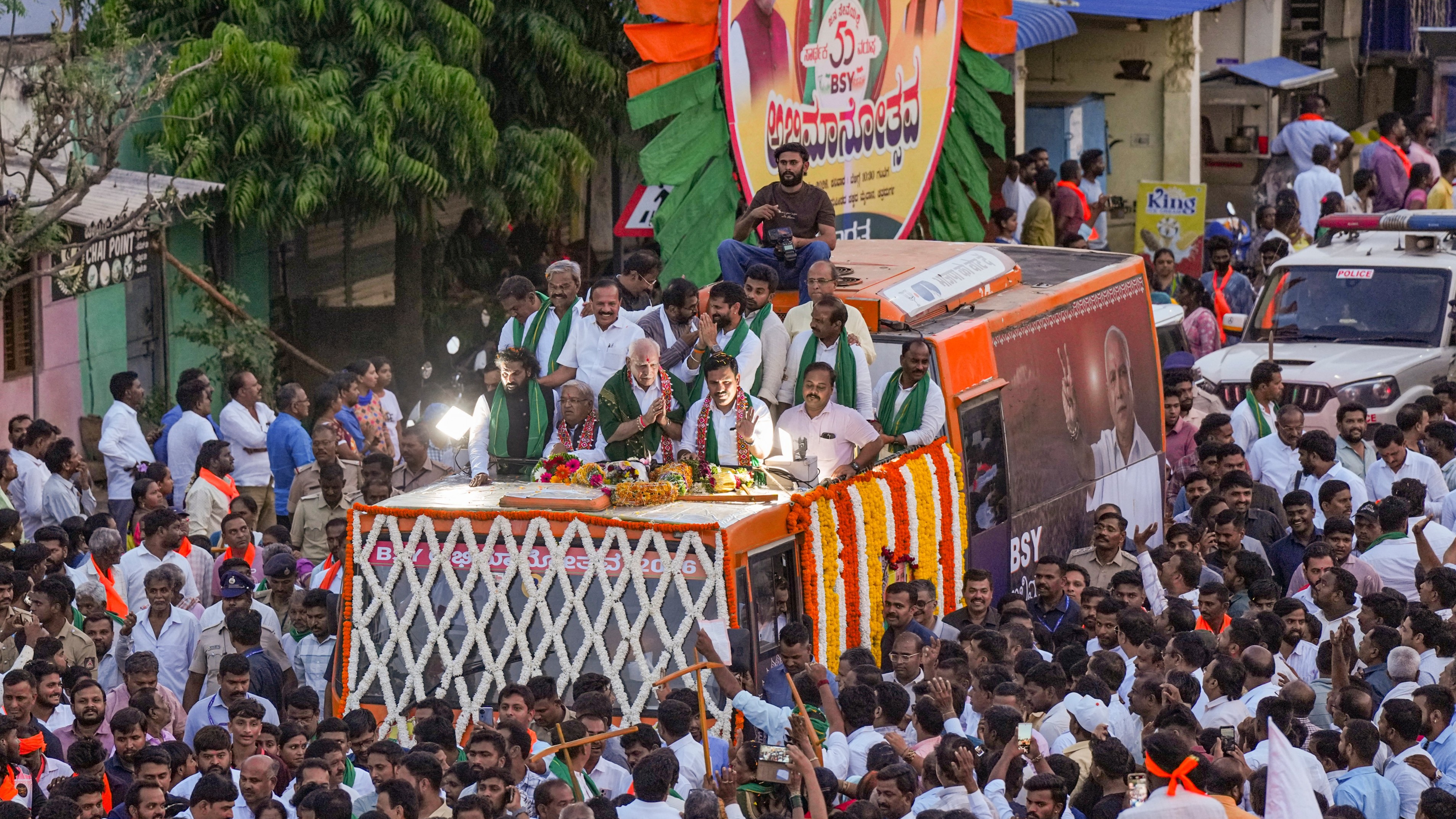 Chitradurga turns saffron for Yediyurappa's 'Abhimanotsava'