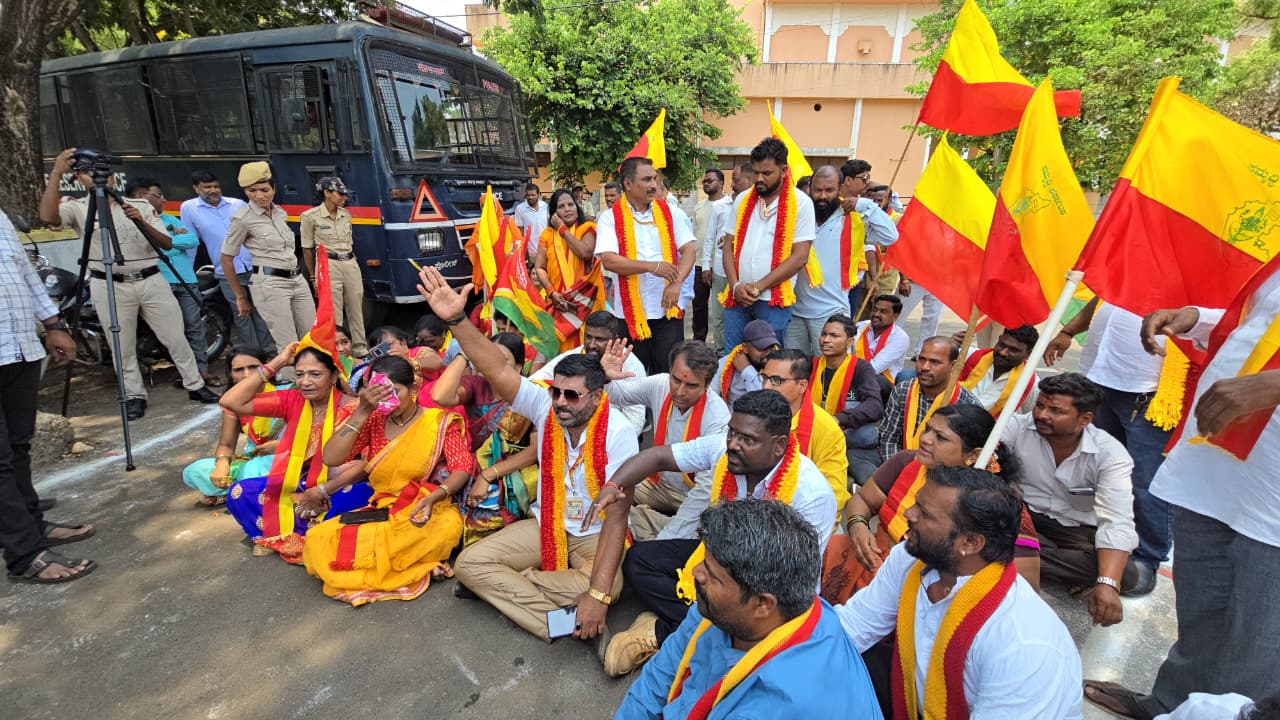 Kannada activists stage protest outside Belagavi City Corporation office