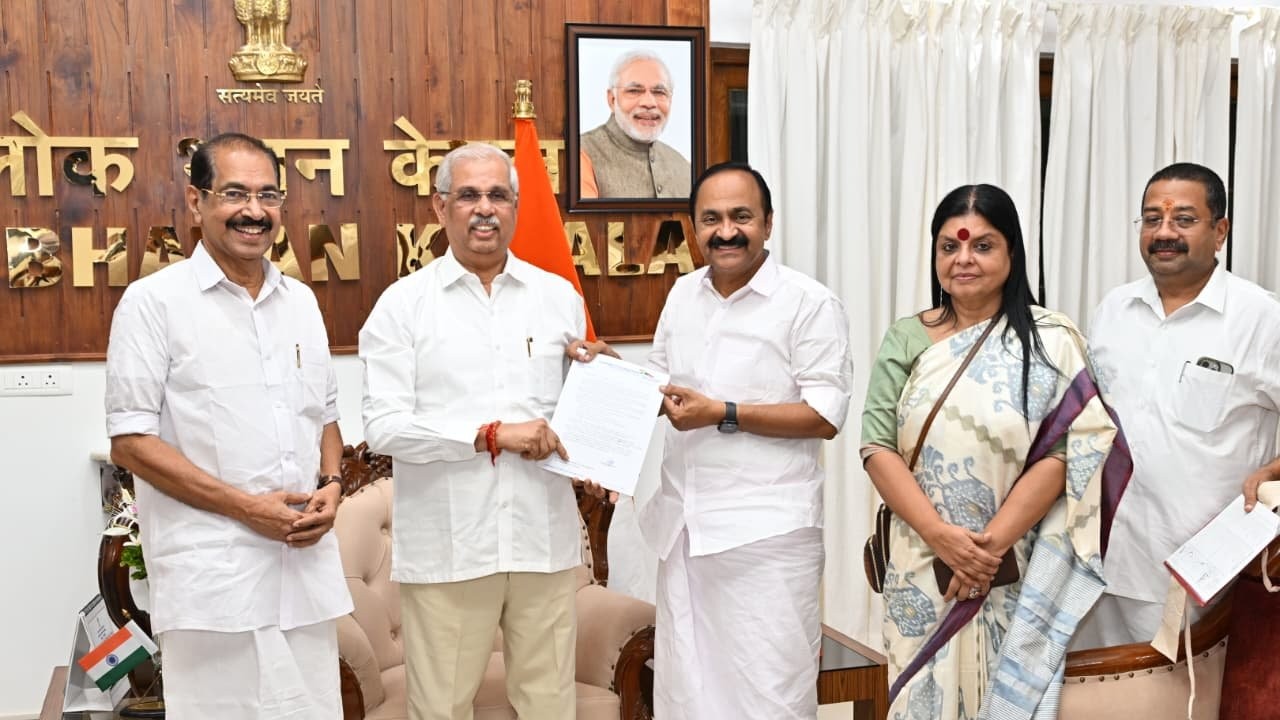 India Politics Highlights | CM-designate Satheesan, Congress leaders meet Kerala Guv, hand over letter of support