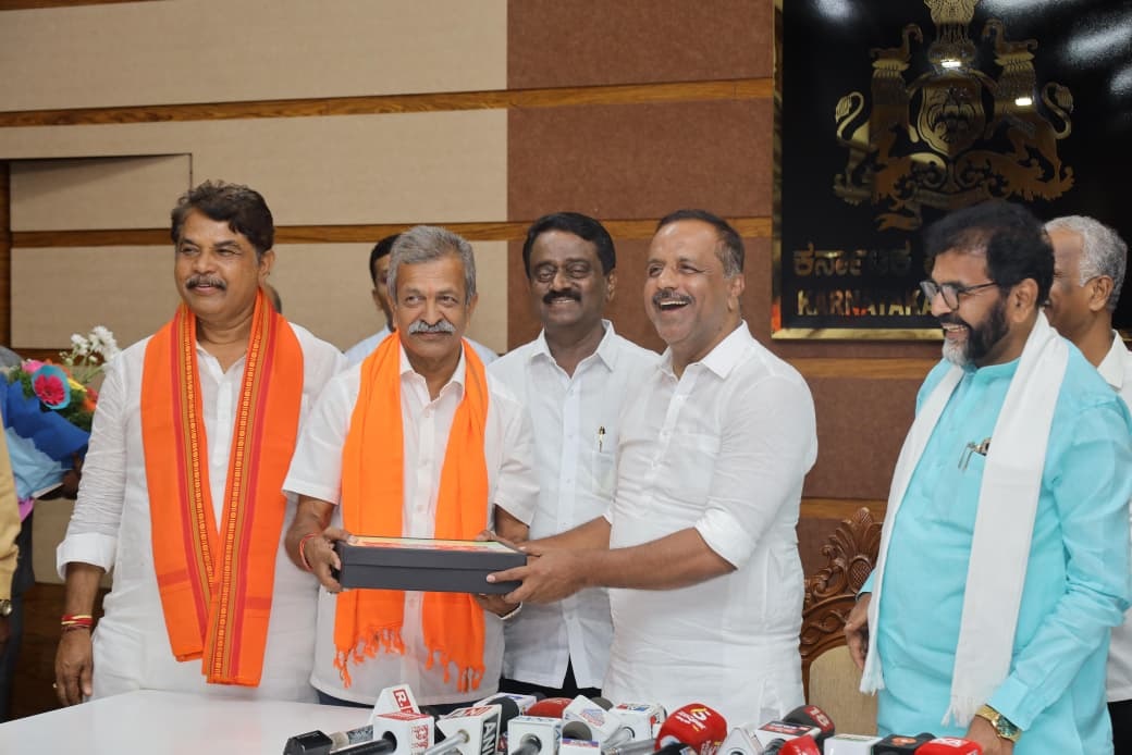 Speaker U T Khader with D N Jeevaraj (BJP) after administering him the oath of office at Vidhana Soudha. Jeevaraj was declared elected MLA of Sringeri after votes were recounted. The Apex Court has since ordered status quo ante restoring Rajegowda