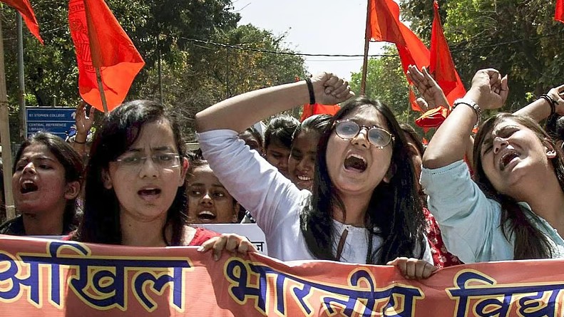 ABVP stages protest at Davangere University over last-minute workshop cancellation