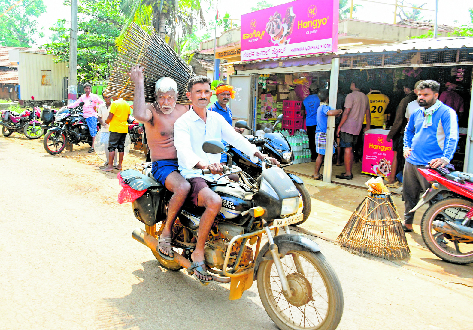 Kere Bete participants rush towards the venue. DH Photo/Shivamogga Nagaraj