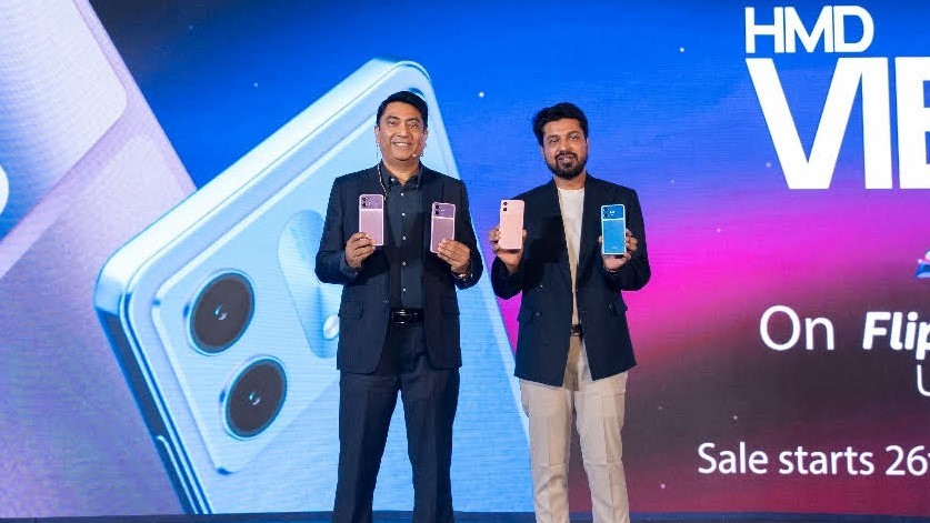(From Left) Ravi Kunwar, VP &amp; CEO, HMD India &amp; APAC and Mukund Kedia, Senior Director - Smartphones, Flipkart unveiled Vibe2 5G series phone.