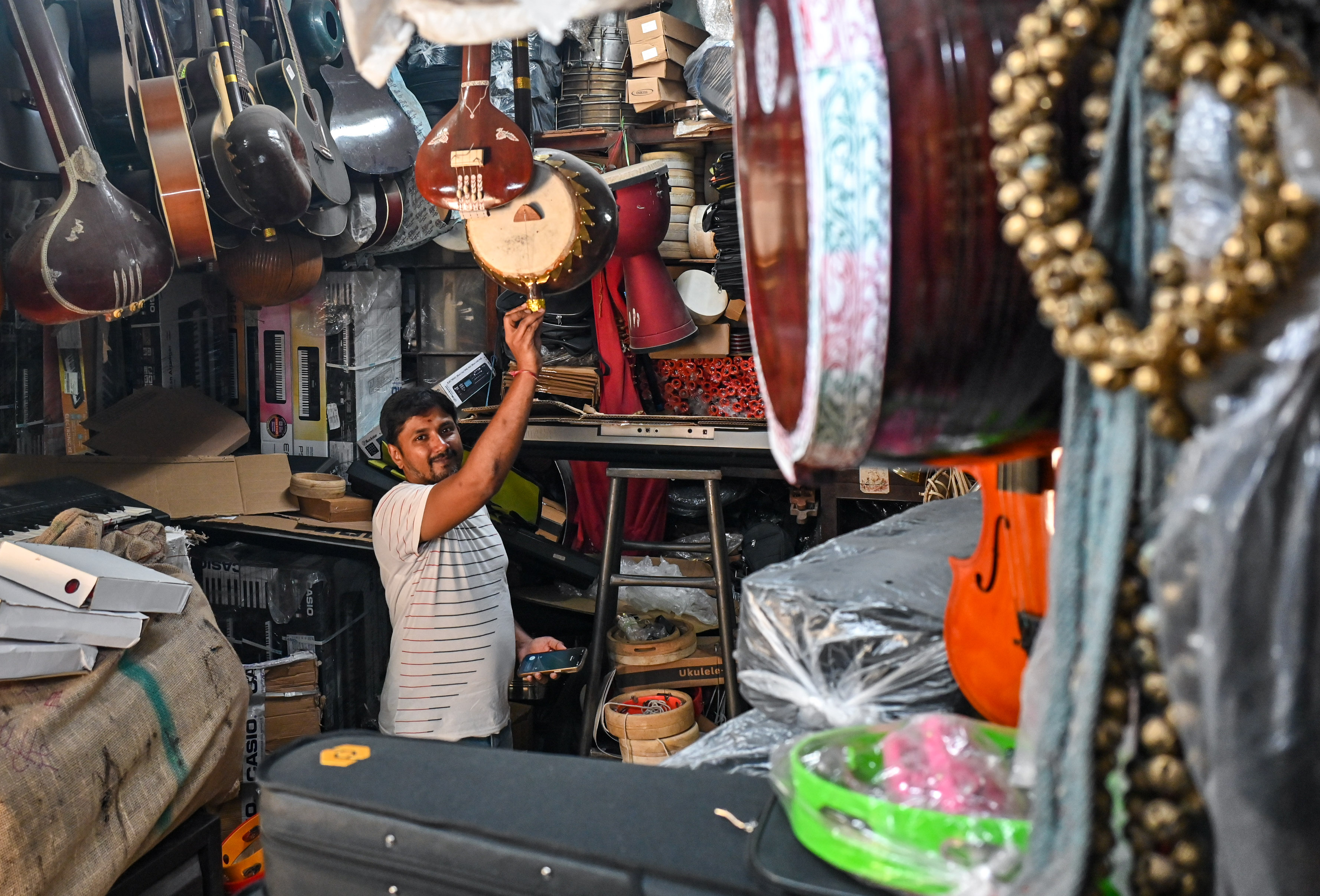 Veena Musicals in Balepet, run by Satish Kumar, was once visited by Manna Dey. 