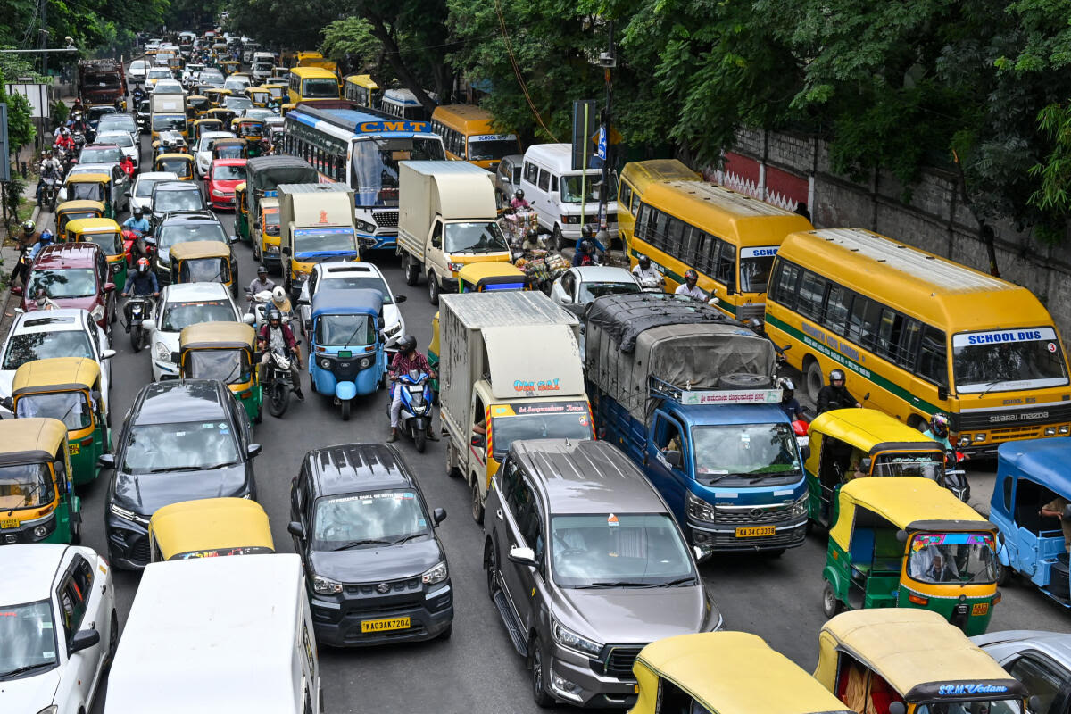 Traffic jams extended up to Richmond Road flyover as school vans autos and private vehicles blocked movement on Residency Road near several private schools and colleges.