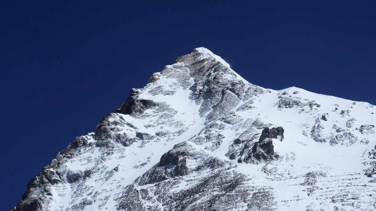 China-Nepal Team Extracts First Full-Depth Ice Core from Everest Summit