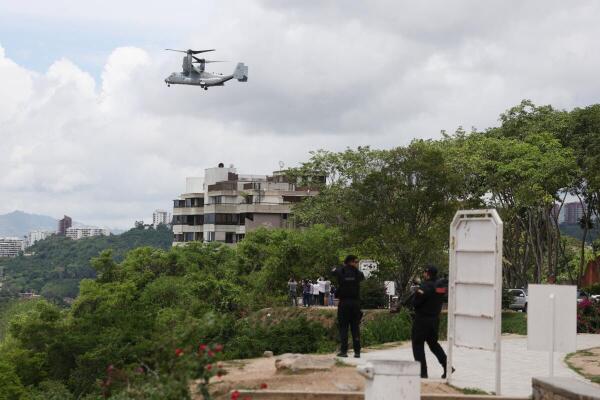 exercise, in CaracasMembers of the Bolivarian Intelligence Service (SEBIN) and people watch as a US Marine Corps MV-22B Osprey aircraft approaches the US embassy during a military exercise, in Caracas, Venezuela.