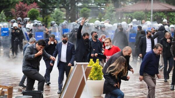 Turkish police storm opposition CHP headquarters amid leadership crisis
