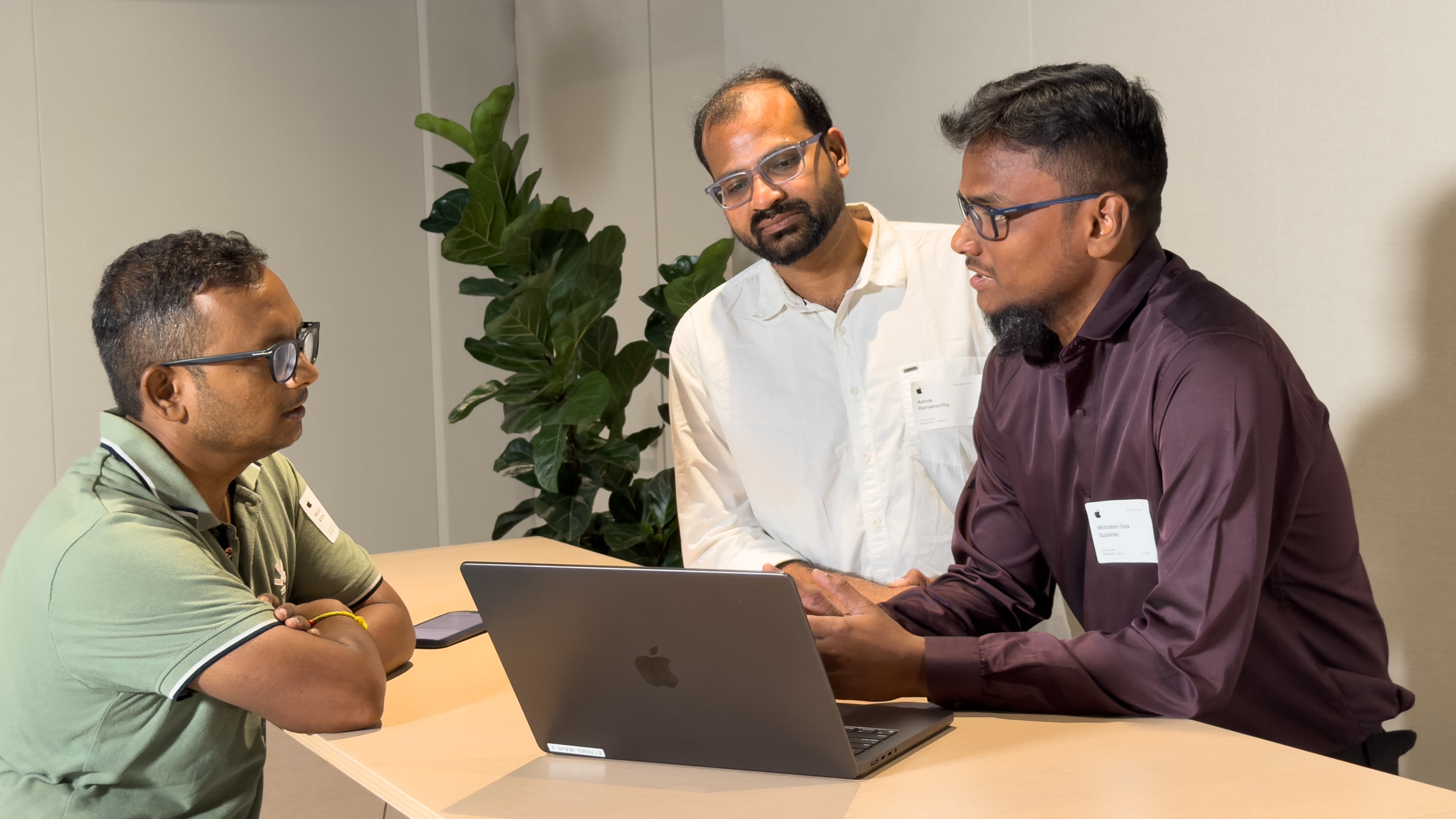  Mohideen Sheik Sulaiman and Ashok Ramamoorthy explaining the Zoho Notebook app at Apple Development Centre, Bengaluru.