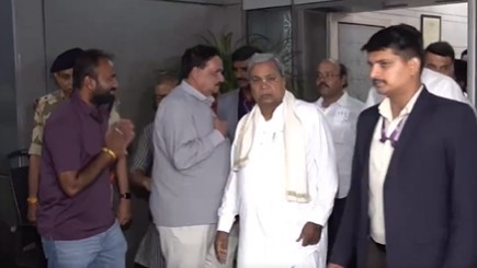 Karnataka CM news LIVE Updates | Congress leader Siddaramaiah arrives at Delhi airport