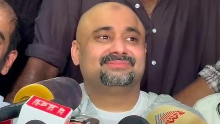 Emotional  reception to Kerala man who returns from Saudi prison after two decades
