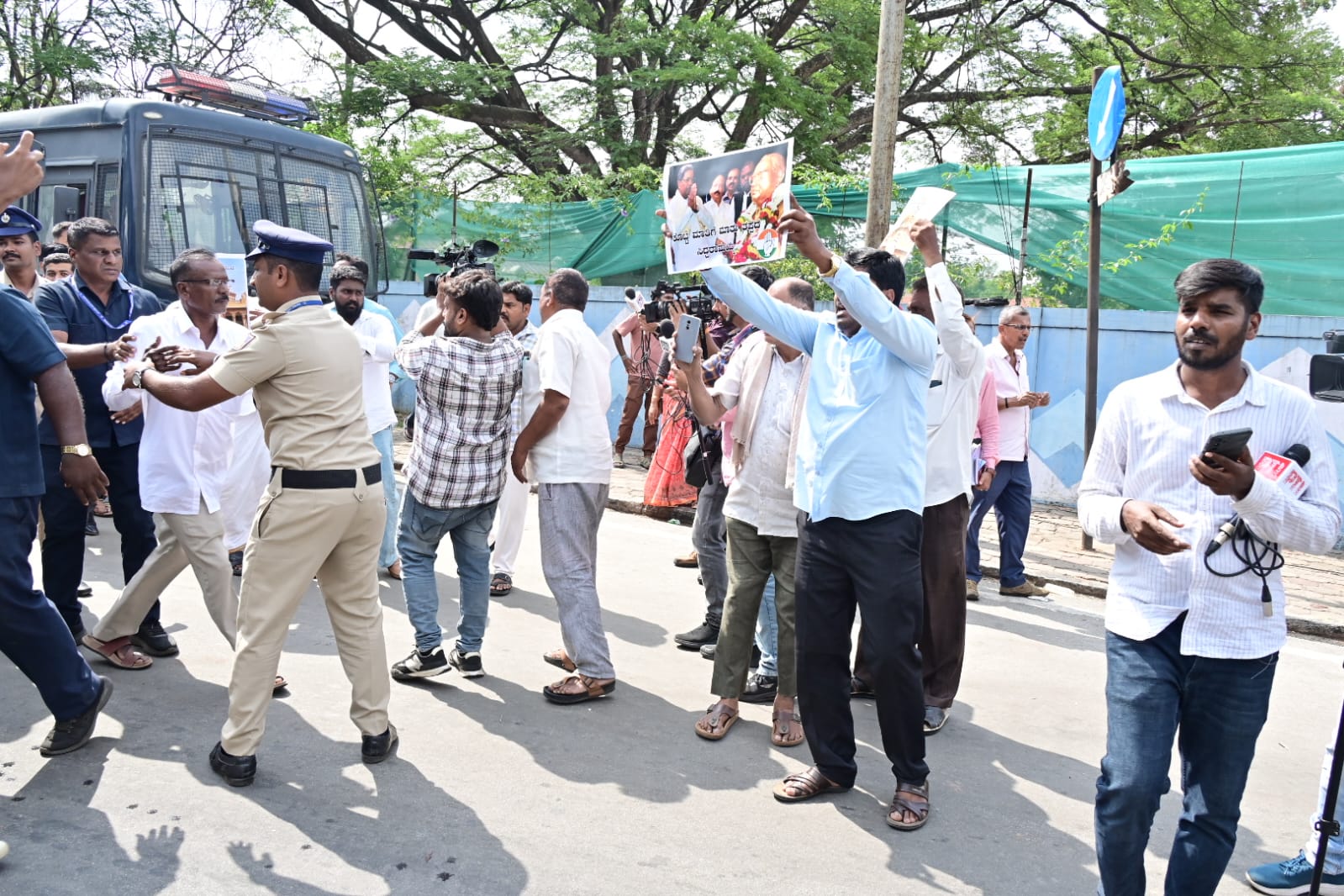 Protestors blocking Siddaramaiah's convoy.