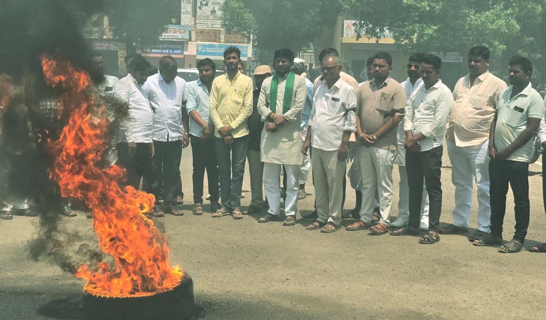 Members of Kurubara Sangha express their anguish by burning tyres against CM Siddaramaiah