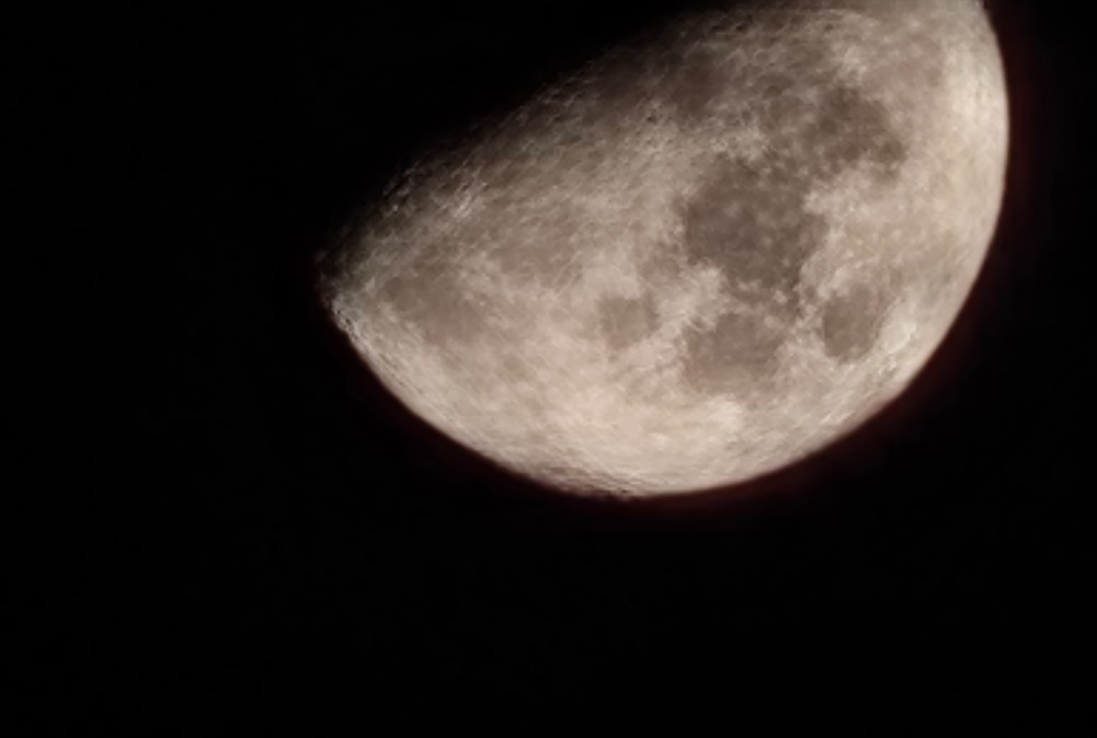 Motorola Razr Fold's camera sample with 100X Super Zoom Pro mode.
