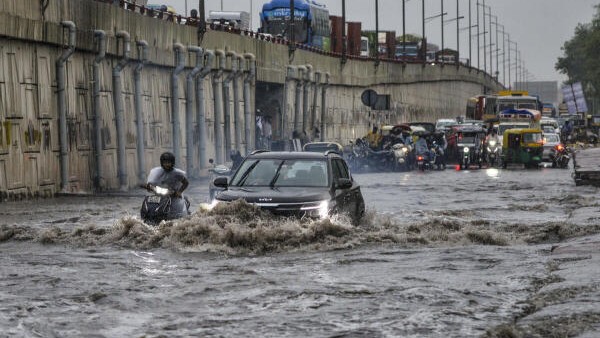 IMD issues red, orange alerts for thunderstorms, rain as dust storms sweep across Delhi