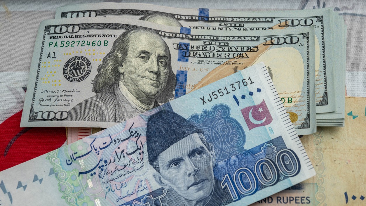 Forex reserves up in Pakistan; experts warn trade deficit threatens economic stability