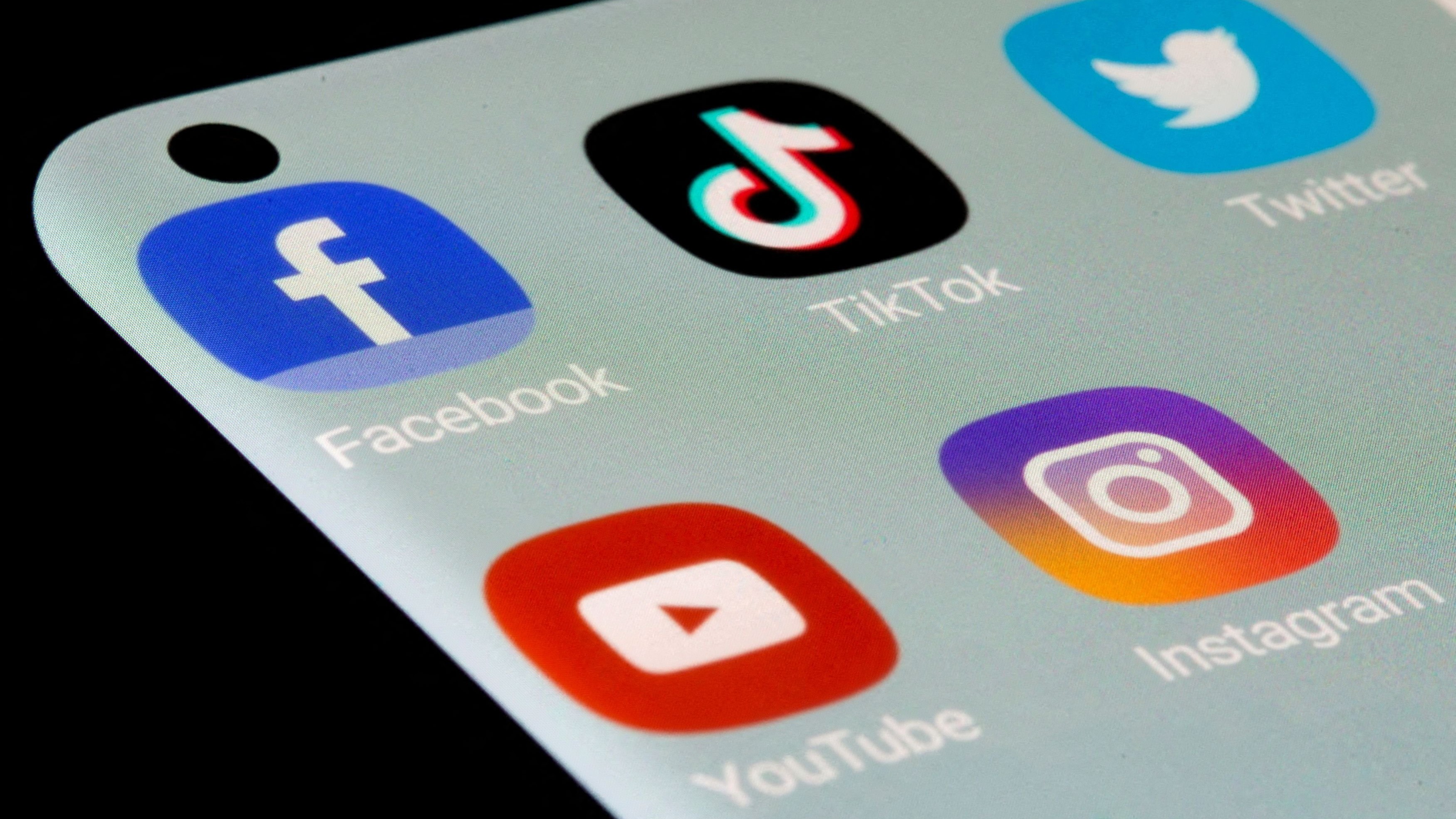 Instagram, Facebook suffer service outages worldwide