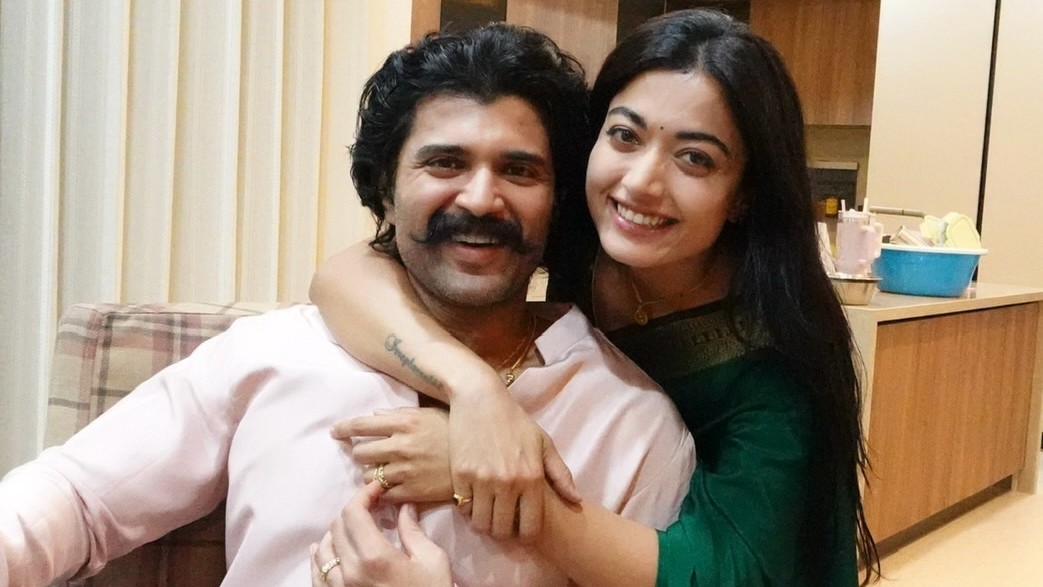 Vijay Deverakonda and Rashmika Mandanna award scholarships to 180 students in Telangana's Thummanpet