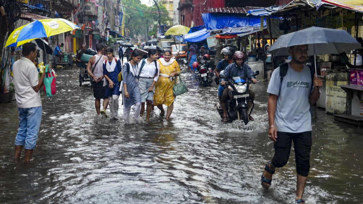 Thunderstorms and Heavy Rain Affect Parts of West Bengal, Disrupting Traffic
