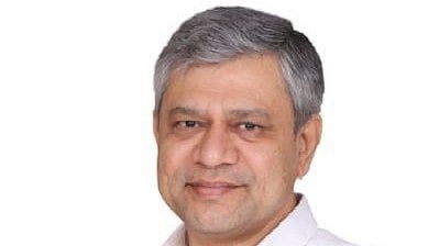 Railway Minister reviews empowerment plan for station masters amid staffing challenges
