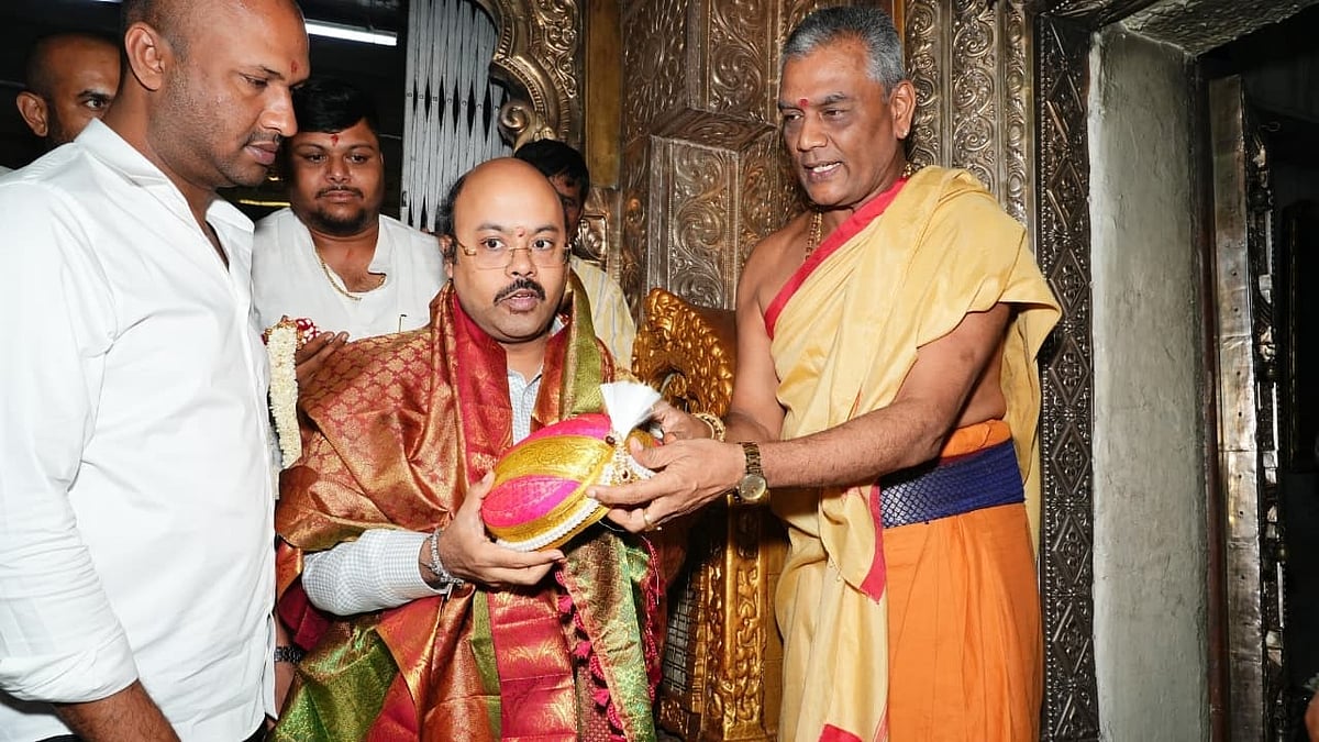 Minister Yathindra Siddaramaiah visits Chamundi Hill, offers prayers at Chamundeshwari temple