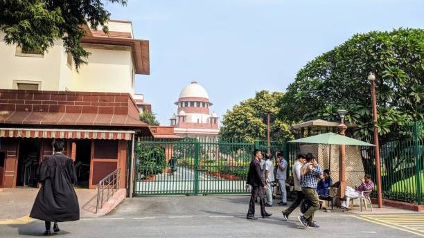 महाराष्ट्र स्थानिक स्वराज्य संस्था निवडणुकांमध्ये ५०६ दिवसांच्या विलंबाबाबत याचिकेवर सर्वोच्च न्यायालयाने नोटीस जारी केली; राज्य अधिकाऱ्यांकडून उत्तराची मागणी.