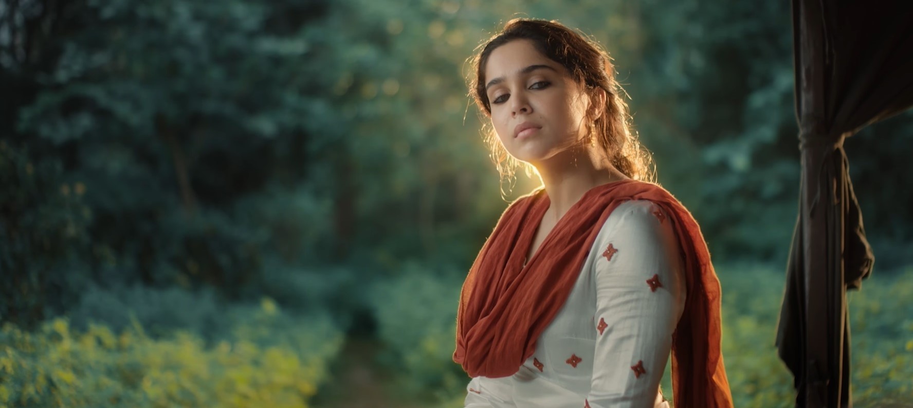 In 'Main Vaapas Aaunga', in the BSF camp, through imagined sounds, Ishar sees Jiya.