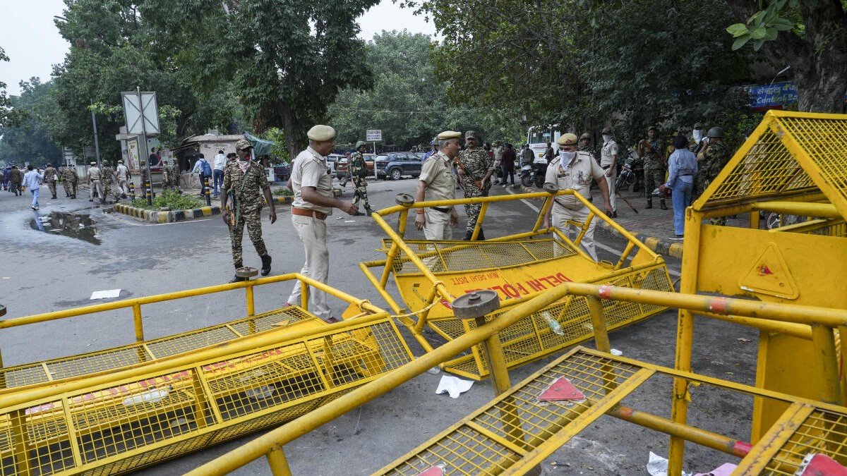 118 police personnel injured, 70 protesters detained as CJP protest turns violent in Delhi