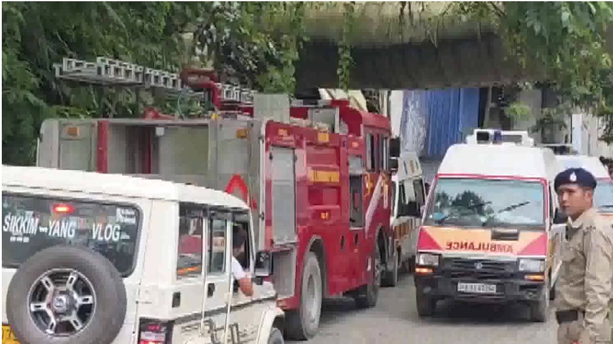 A methane gas explosion in Sikkim’s Samardung tunnel has killed seven workers and trapped 27 others after a landslide sealed the entrance. Rescue teams battle methane fumes and narrow passages as officials confirm 21 Patel Engineering and six NHPC staff remain stuck. Authorities probe the cause while NDRF and SDRF lead efforts with gas-protective gear.