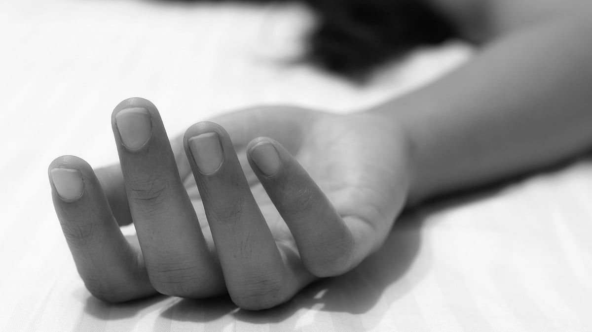 Woman ends life in Karnataka's Hangal; family stages protest with body, police arrest accused after harassment over property