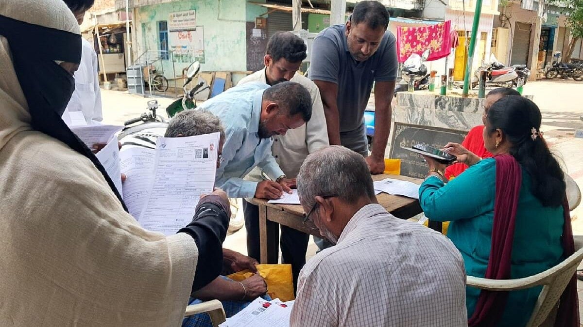 Karnataka SIR: Mysuru officials, party in-charges urge voters to check names in ‘draft list’