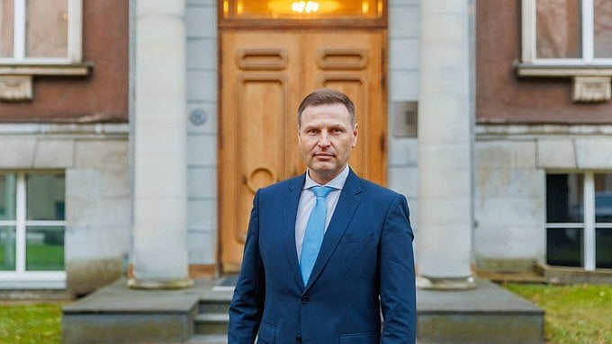 Estonia’s defence minister Hanno Pevkur resigned after a €70 million ammunition deal for Ukraine collapsed. The contract, signed with an India-based firm, was terminated over quality and regulatory concerns. Legal action and a criminal probe followed.