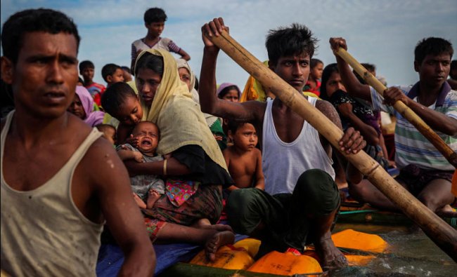 Rohingya refugees cross the Naf River with an improvised raft to reach to Bangladesh in Teknaf, Bangladesh, November 12, 2017. Picture taken November 12, 2017. REUTERS/Mohammad Ponir Hossain