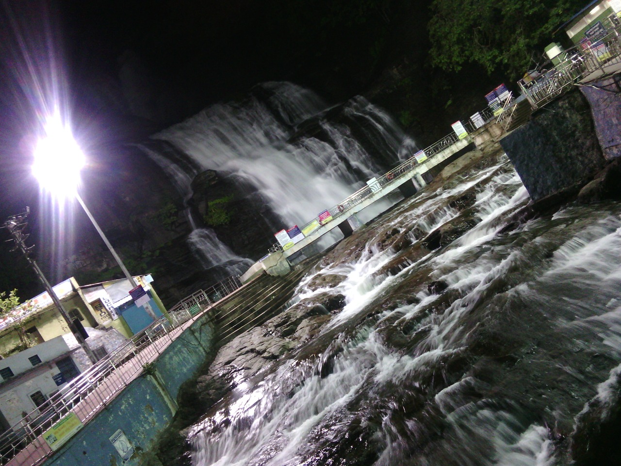 New Courtallam Falls. Image courtesy: Wikimedia Commons