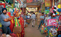 jhandewalan toy market price