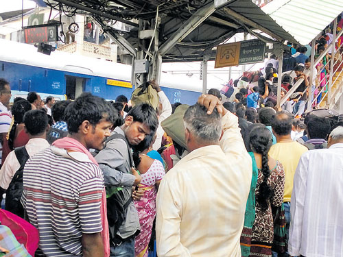 Unaware of subway, commuters crowd narrow staircase