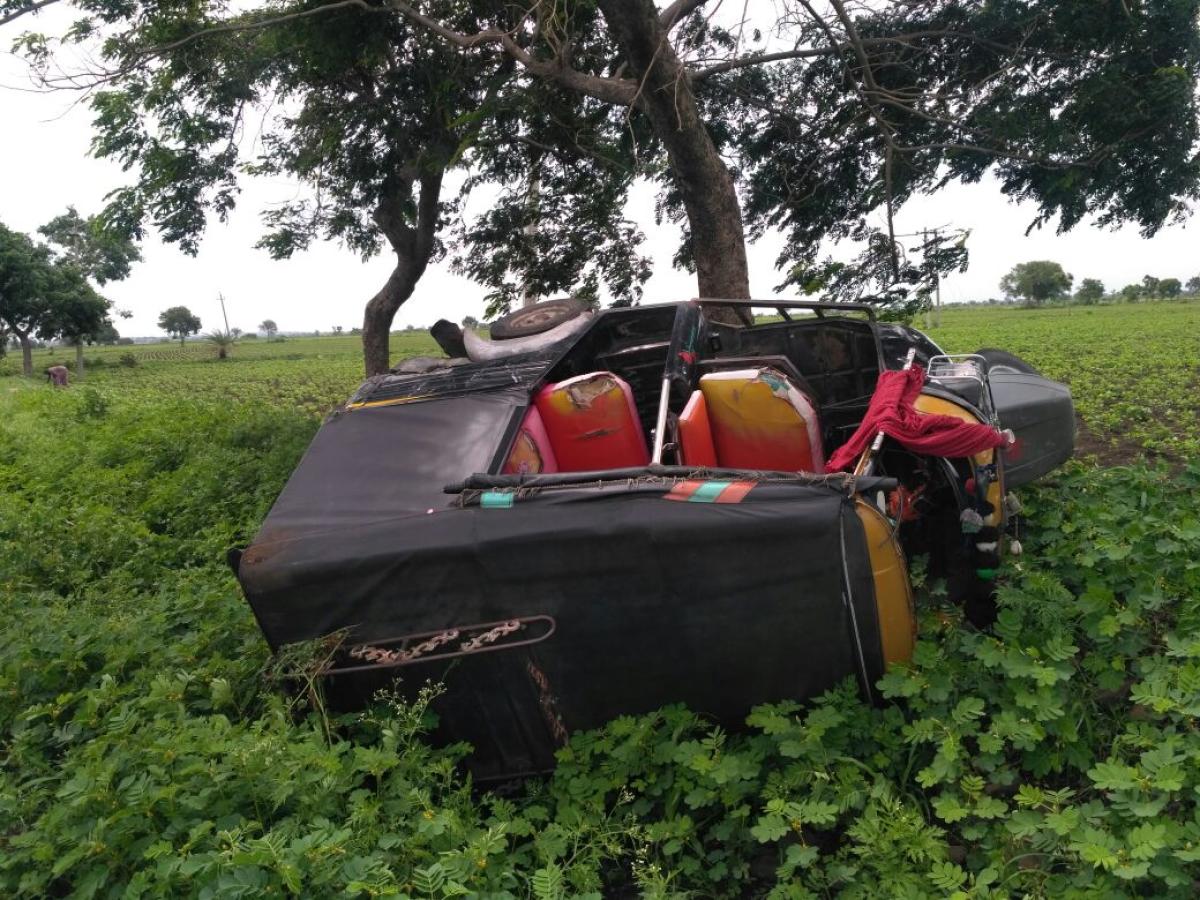 Auto topples, student killed in Kalagi