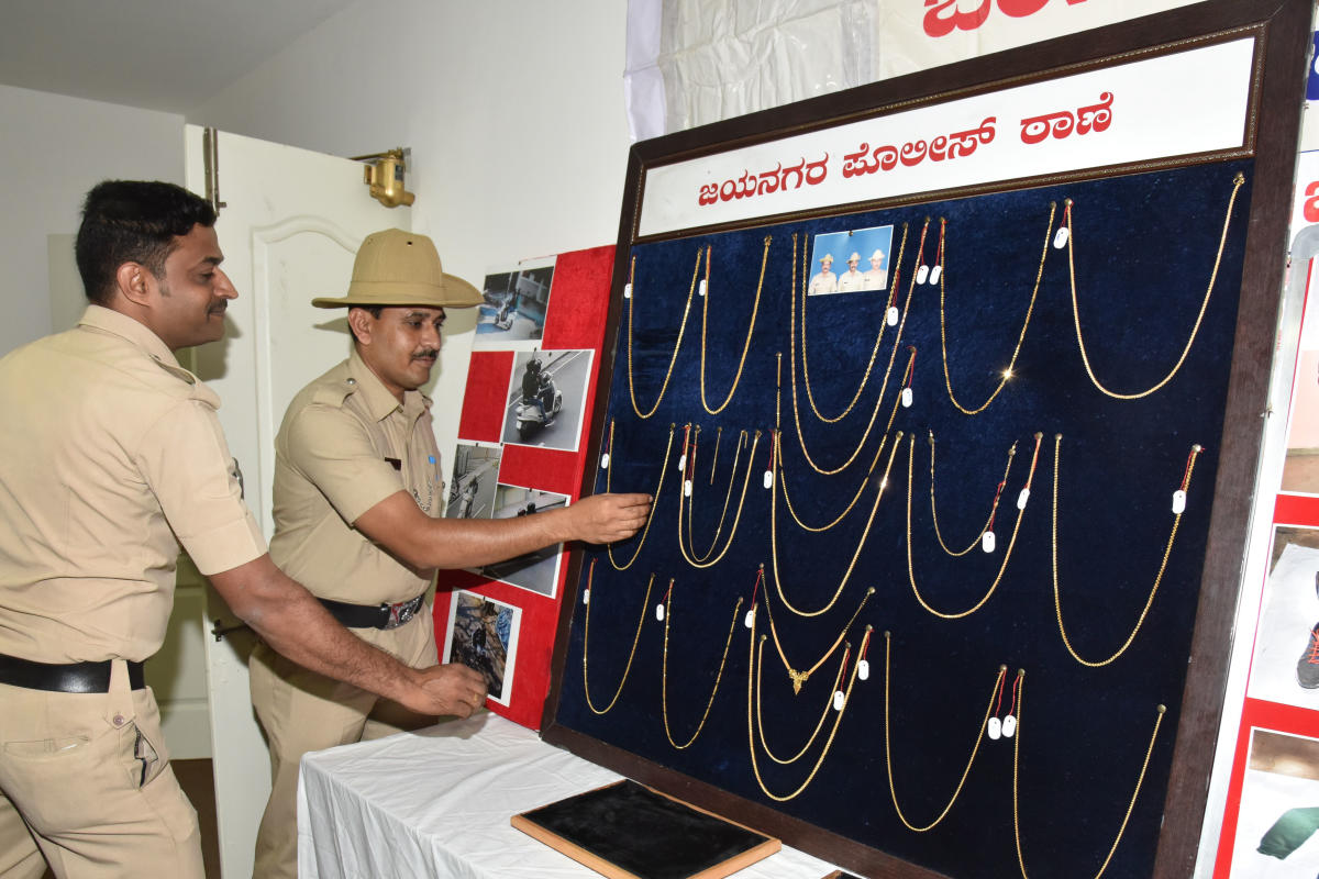 Aspiring cricketers turn chain snatchers