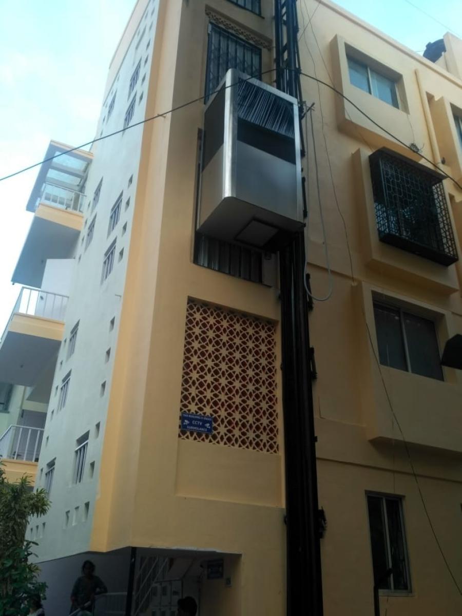 Painter crushed to death under lift in Malleswaram