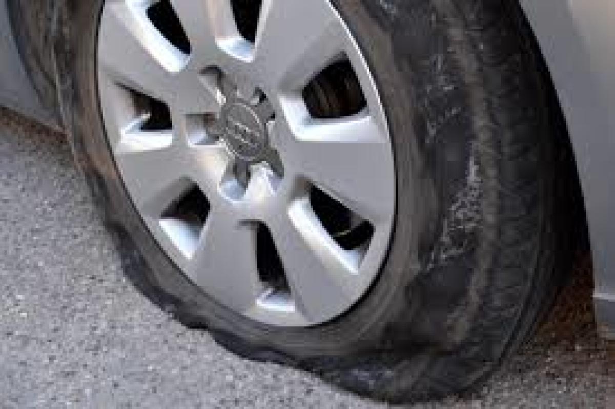3 killed in tyre burst accident