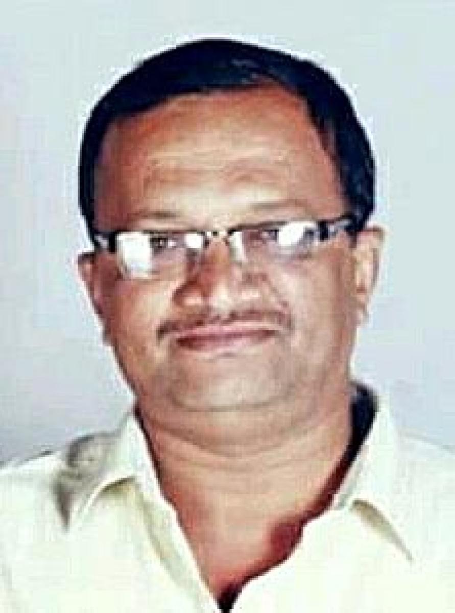 Operator dies as crane collapses