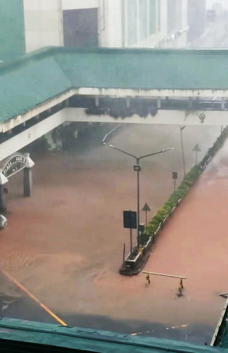 Powerful typhoon hit the Philippines, at least 3 dead