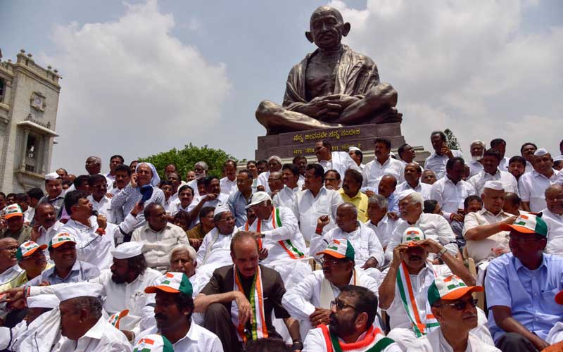 Congress-JD(S) keep close vigil on its flock