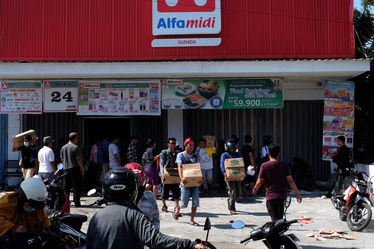 Indonesia tsunami toll at 800: Mass burials to begin