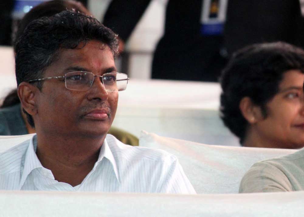 Satish Jarkiholi supporters barge in, ransack varsity