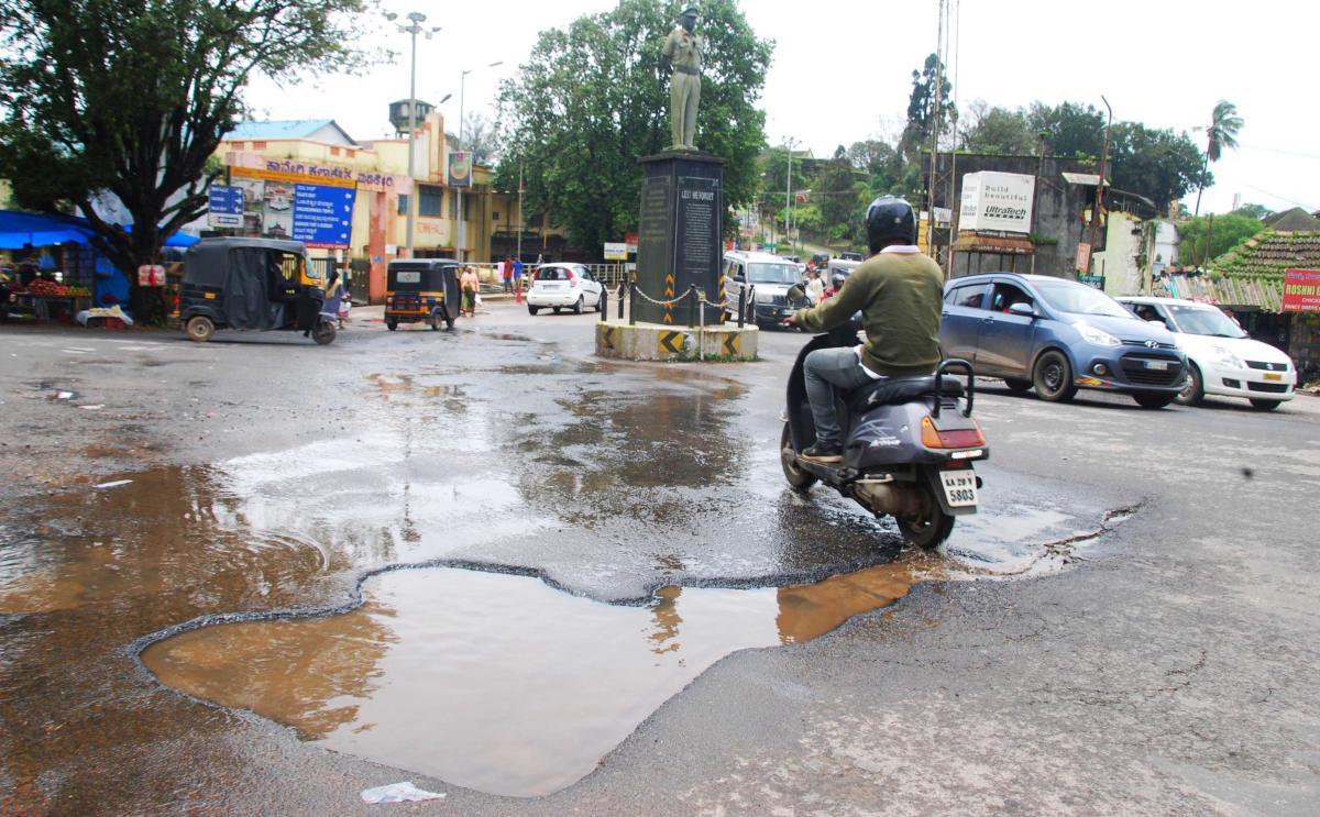 Residents, tourists bear with slushy, potholed roads 
