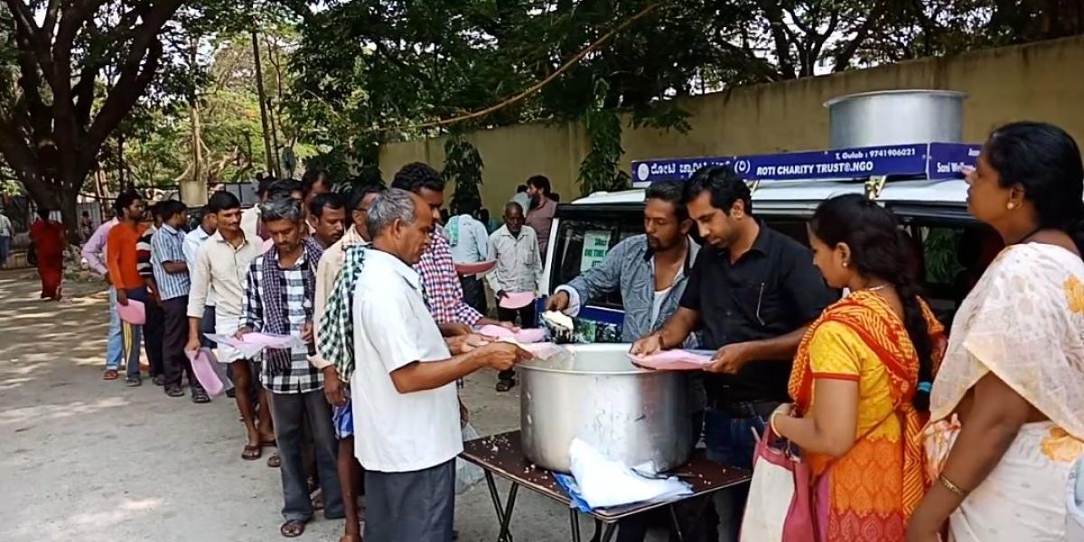 This man feeds 300 people outside hospitals