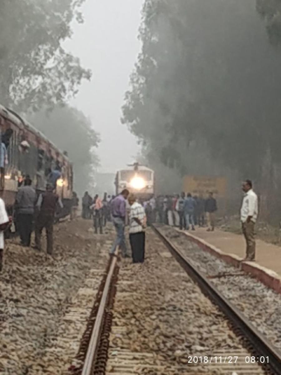 Angry passengers stage rail roko at Heelalige