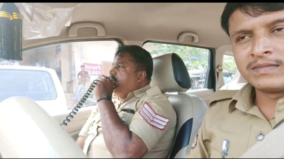 Miscreants pose as police, rob citizens