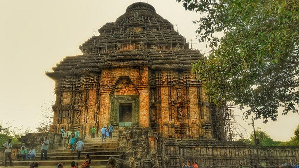 Jagmohana, the entrance through which sunlight falls on the idol